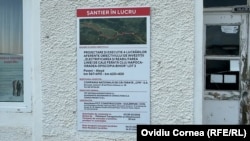 Panoul informativ al lucrărilor de pe lotul 3 din Cluj-Oradea, expus în gara Aleșd, cu termenele asumate prin contractul de proiectare și execuție.