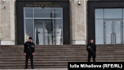 Poliţişti în faţa clădirii Guvernului. 14 iunie 2019