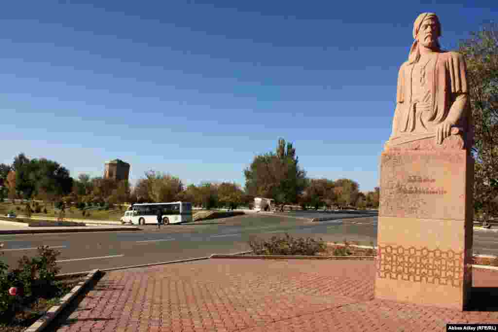 MemarıƏcəmi Naxçıvaninin heykəli.