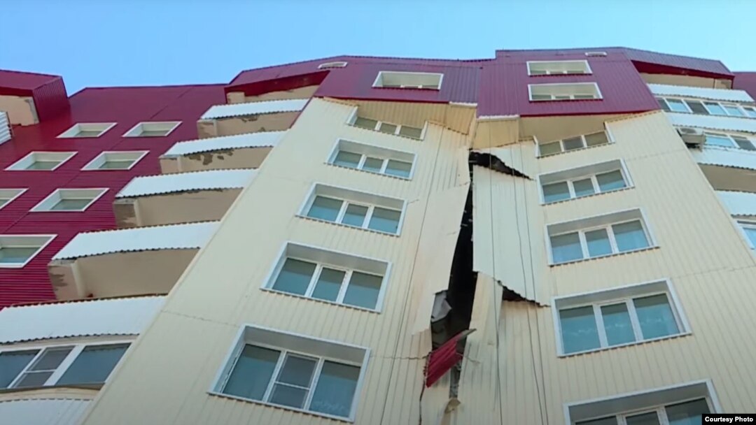 Қоғамдық көлікте қызды сипалау