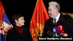 Premijer Crne Gore Zdravko Krivokapić (desno) sa premijerkom Srbije Anom Brnabić na aerodromu Golubovci u Podgorici, 17. februara 2021. prilikom uručivanja donacije ruske vakcine protiv bolesti korona virusa Sputnjik V (COVID-19)