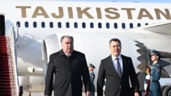 Қирғизистон президенти Садир Жапаров Бишкек аэропортида Тожикистон раҳбари Эмомали Раҳмонни кутиб олмоқда. 12 март, 2025