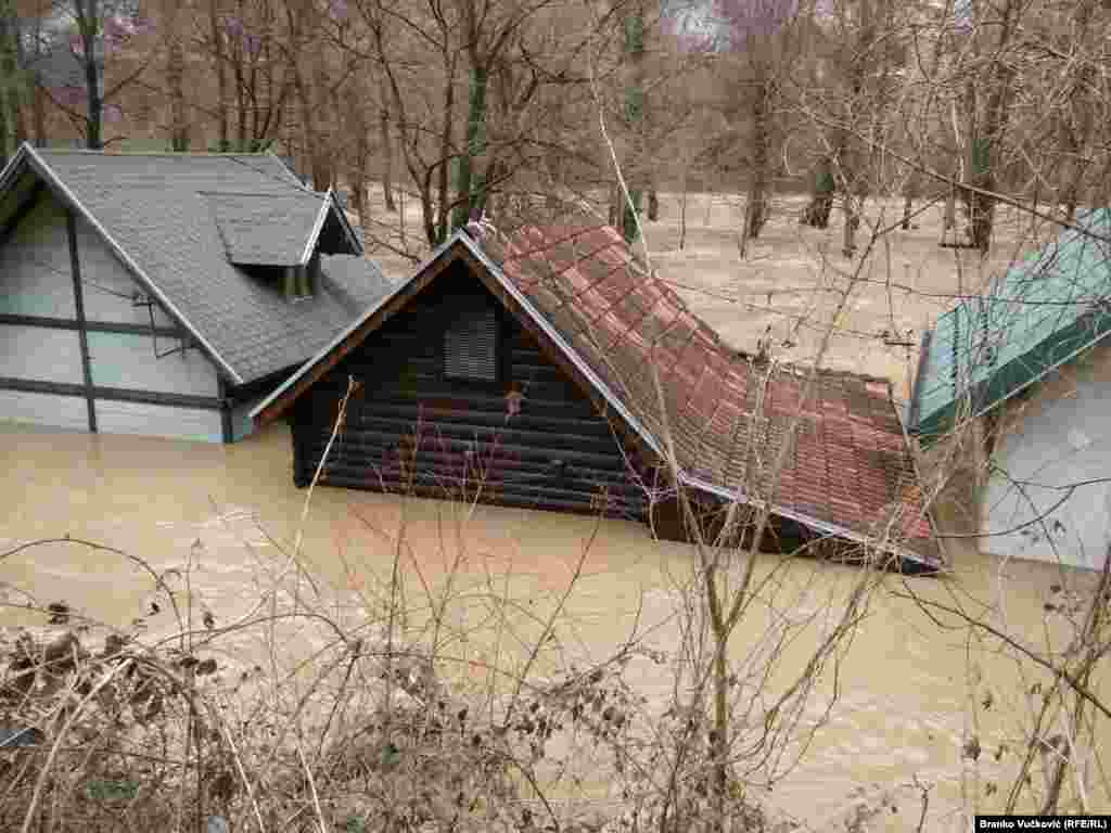 Zapadna Morava poplavila je deo Ovčar Banje kod Čačka.