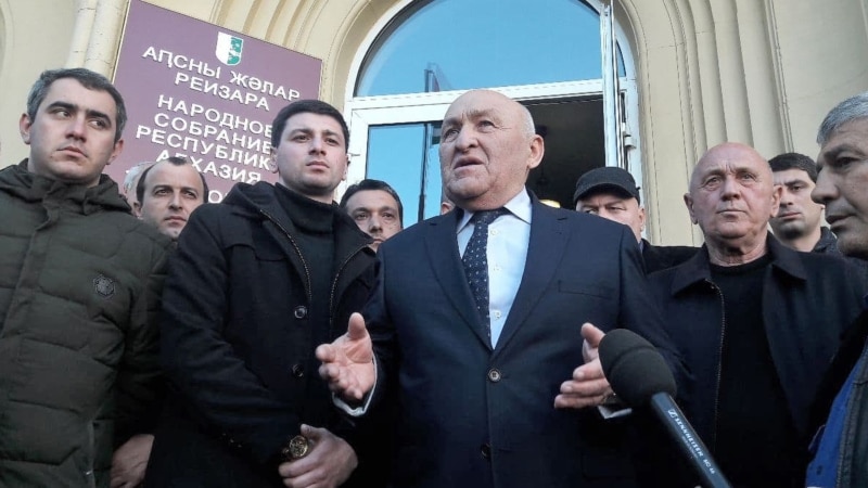 Спикера абхазского парламента призвали пресечь «политический балаган»