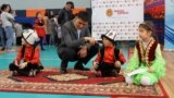 Майрамдык иш-чарада сүйлөгөн Чикагодогу кыргыздардын аксакалдары.