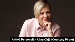 Alina Cîrjă este directorul și fondatorul Liceului Româno-Finlandez din București. 