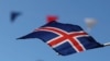 Një flamur islandez valëvitet në një rrugë në Reikjavik më 27 gusht 2026, para një referendumi nëse Islanda duhet të rifillojë negociatat e pranimit me Bashkimin Evropian.
