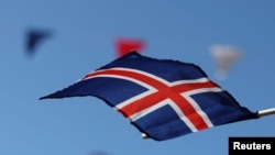 Një flamur islandez valëvitet në një rrugë në Reikjavik më 27 gusht 2026, para një referendumi nëse Islanda duhet të rifillojë negociatat e pranimit me Bashkimin Evropian.