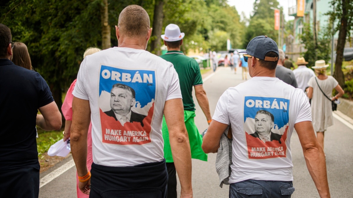 La Tușnad, fanii lui Viktor Orbán își prezintă tricourile personalizate și aplaudă pentru „Dumnezeu, patrie și familie”