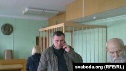 Павал Левінаў (у цэнтры) у перапынку судовага паседжаньня.