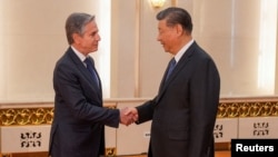 شی جین‌پینگ (راست) رئیس‌جمهور چین از آنتونی بلینکن، وزیر خارجه آمریکا، استقبال می‌کند