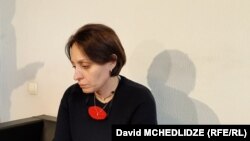 ელენე ხოშტარიამ შიმშილობა 3 ნოემბერს გამოაცხადა, ყოფილი პრეზიდენტის, პირველი ოქტომბრიდან მოშიმშილე მსჯავრდებულის, მიხეილ სააკაშვილის სამოქალაქო კლინიკაში გადაყვანის მოთხოვნით.