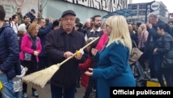 Архивска фотографија - Поранешната министерка за правда, Рената десковска, му подари метла на Киро Здравев „за да го исчисти судството“