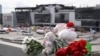 26 март 2024 година, цвеќиња и играчки оставени покрај патот во близина на изгореното концертно место на градското собрание Крокус во Красногорск.