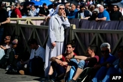 Mii de credinicoși catolici sunt adunați în Piața Sf. Petru de la Vatican, cu ochii ațintiți pe coșul de fum de pe Capela Sixtină.