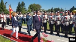 Архивска фотографија- Претседателот и врховен командант на Армијата Стево Пендаровски на Денот на армијата