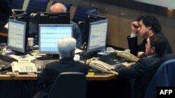 Brokeri gledaju u ekrane računara na berzi u Buonos Airesu