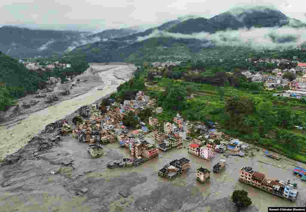 Раптова <a href="https://www.radiosvoboda.org/a/news-nepal-povin-zahybli/33840605.html" target="_blank" class="wsw__a">масштабна повінь</a> 26 серпня охопила прикордонні області Непалу і китайського регіону Тибет, її причиною став невеликий землетрус.<br><br>На фото: вигляд з висоти пташиного польоту на Тришулі, район Нувакот, Непал, 27 серпня 2026 року