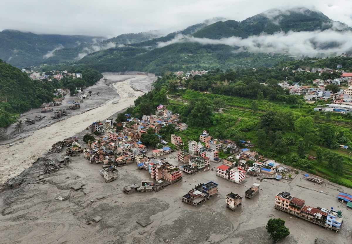Раптова <a href="https://www.radiosvoboda.org/a/news-nepal-povin-zahybli/33840605.html" target="_blank" class="wsw__a">масштабна повінь</a> 26 серпня охопила прикордонні області Непалу і китайського регіону Тибет, її причиною став невеликий землетрус.<br><br>На фото: вигляд з висоти пташиного польоту на Тришулі, район Нувакот, Непал, 27 серпня 2026 року