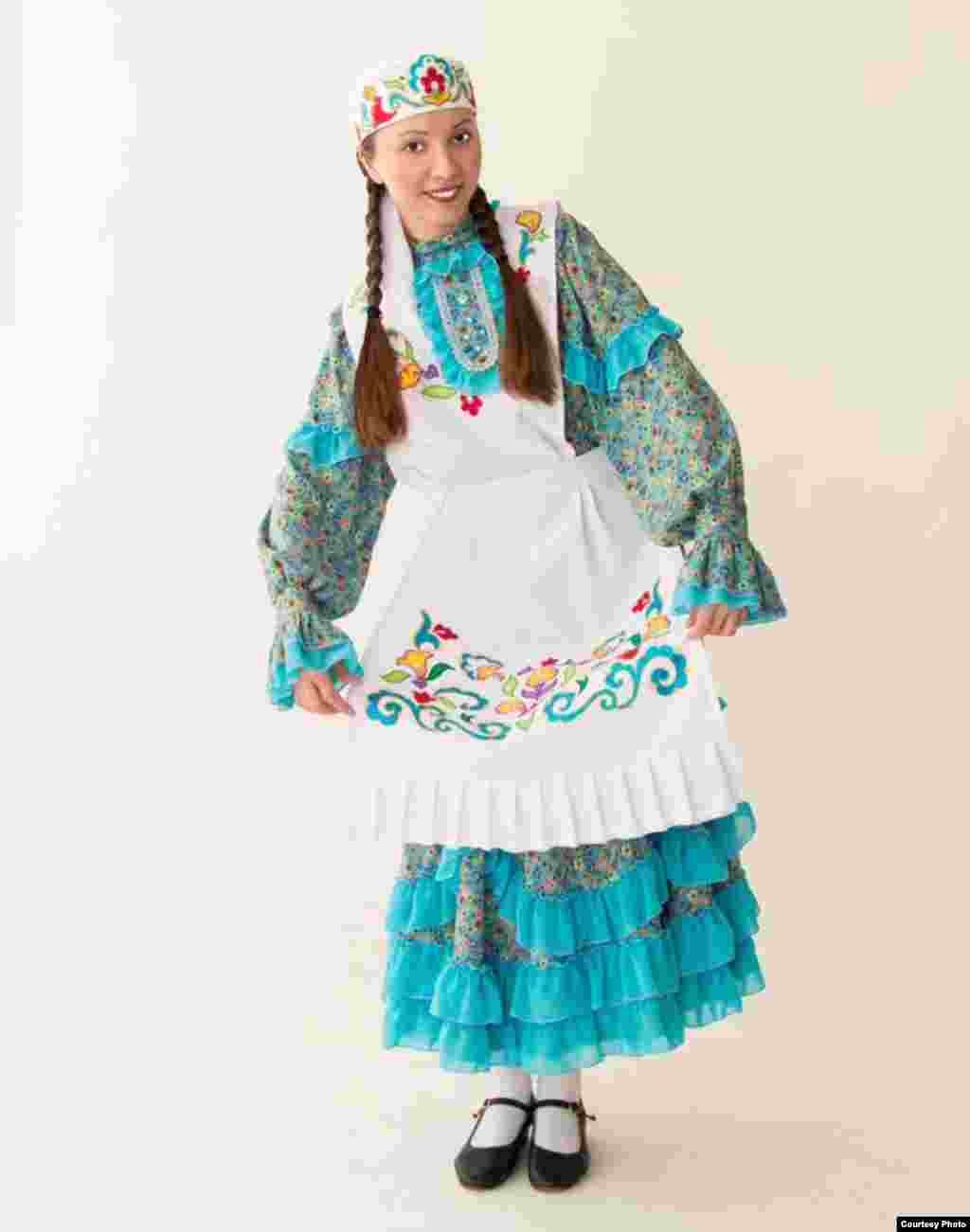 &quot;Бу рәсемнәрдә төсләр, бизәүләр, баш киемнәре, изүне костюм өстеннән кую, алъяпкычны чуар күлмәк белән кию &ndash; барысы да татар киемен эстетик һәм форма ягыннан бозып күрсәтү&quot;