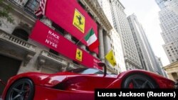 Egy Ferrari a New York-i tőzsde épülete előtt, 2020. október 15-én.
