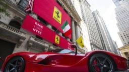 Egy Ferrari a New York-i tőzsde épülete előtt, 2020. október 15-én.