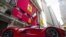 Egy Ferrari a New York-i tőzsde épülete előtt, 2020. október 15-én.
