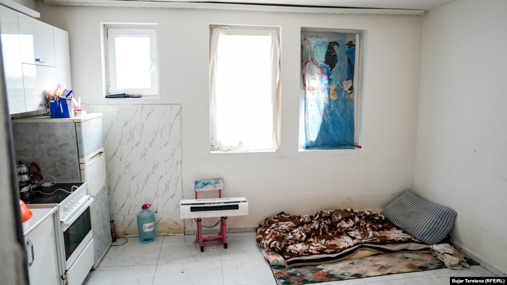 Në këtë fotografi shihet një shtrat i improvizuar me batanije në dyshemenë me pllaka në sallonin e Etemit.Ai ka jetuar me qira javët e fundit, pasi ishte evakuuar bashkë me dhjetëra familje të tjera të këtij vendbanimi.