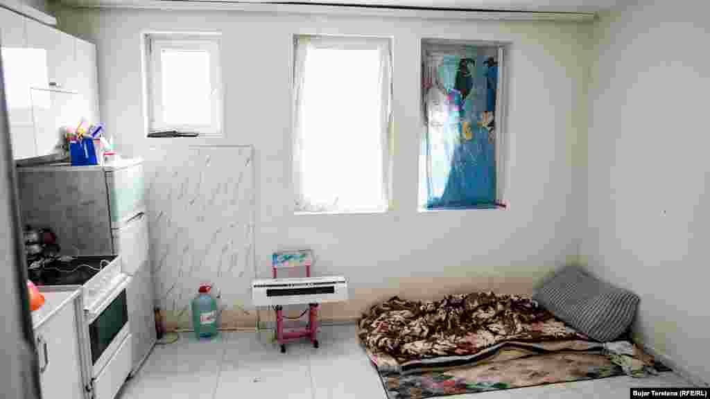 Në këtë fotografi shihet një shtrat i improvizuar me batanije në dyshemenë me pllaka në sallonin e Etemit.Ai ka jetuar me qira javët e fundit, pasi ishte evakuuar bashkë me dhjetëra familje të tjera të këtij vendbanimi.