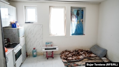 Në këtë fotografi shihet një shtrat i improvizuar me batanije në dyshemenë me pllaka në sallonin e Etemit.Ai ka jetuar me qira javët e fundit, pasi ishte evakuuar bashkë me dhjetëra familje të tjera të këtij vendbanimi.