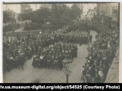 Похоронна процесія на вулиці Академічній, 1916 рік