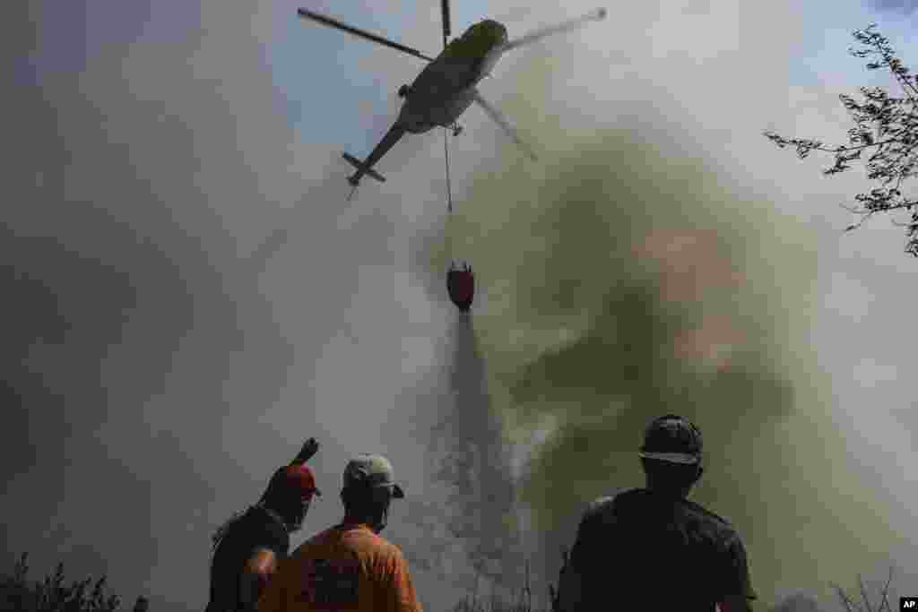 Деревня Сирткой в провинции Анталья практически полностью уничтожена огнем. Пожар пытались остановить с помощью вертолетов, 1 августа 2021