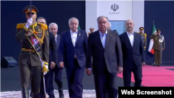 Эмомалӣ Раҳмон ва ҳайати ҳамроҳаш ҳангоми видоъ бо Алии Хоманаӣ, Теҳрон, 3-юми июли 2026
