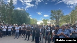 "Қазақмысқа" қарасты Оңтүстік Жезқазған кенішінің жұмысшылары ереуілден кейін келген басшылармен кездесіп тұр. 11 маусым 2026 жыл. "Қазақмыстың" баспасөз қызметі таратқан сурет