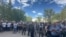 "Қазақмысқа" қарасты Оңтүстік Жезқазған кенішінің жұмысшылары ереуілден кейін келген басшылармен кездесіп тұр. 11 маусым 2026 жыл. "Қазақмыстың" баспасөз қызметі таратқан сурет