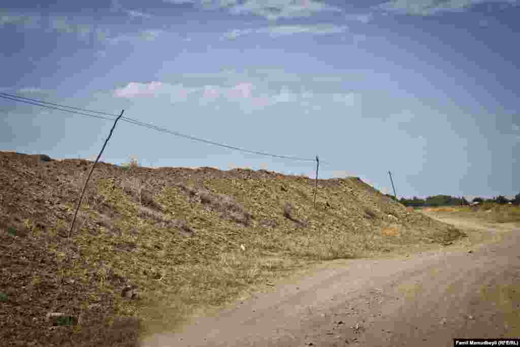 Ağdamlı sürücü: &laquo;Bu süni yaradılmış təpəciklər kənddən kəndə gedəndə bizi qarşı tərəflərin atəşaçma ehtimalından qoruyur. İndi rahatlıqla maşın sürə bilirik&raquo;.