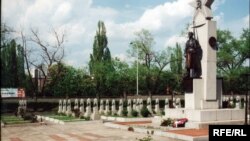 Солдаты Русской освободительной армии генерала Власова, погибшие вовремя Пражского восстания, похоронены на Ольшанском кладбище в Праге