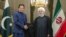 د پاکستان وزیراعظم عمران خان او د ایران ولسمشر حسن روحاني روغبړ کوي.