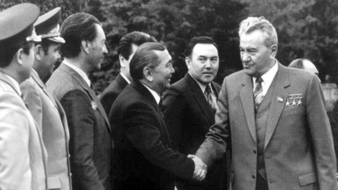 Сексуалды брюнетка онлайн көру Кунилингустың порно спермы