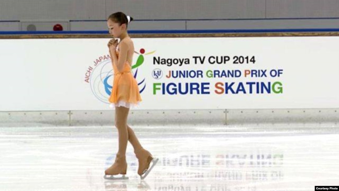 Моншадағы шашы бар аналар мен олардың қыздары бейнеленген порно