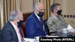سکات میلر، قوماندان نیروهای امریکایی و ناتو در افغانستان در نشست با مقام‌های پاکستانی زلمی خلیل‌زاد را همراهی کرد