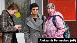 Feminist activist and artist Yulia Tsvetkova (center) stands with her mother, Anna Khodyreva (right), and lawyer Irina Ruchko following a court session in Komsomolsk-on-Amur in April 2021.