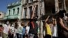 Ljudi izvikuju parole protiv vlade tokom protesta u Havani 11. jula 2021.