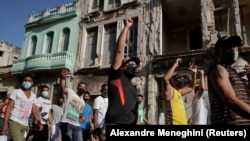 Ljudi izvikuju parole protiv vlade tokom protesta u Havani 11. jula 2021.