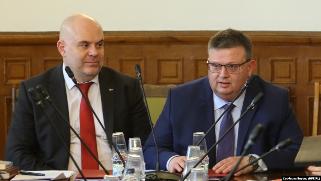 Иван Гешев (вляво) и Сотир Цацаров в парламента.