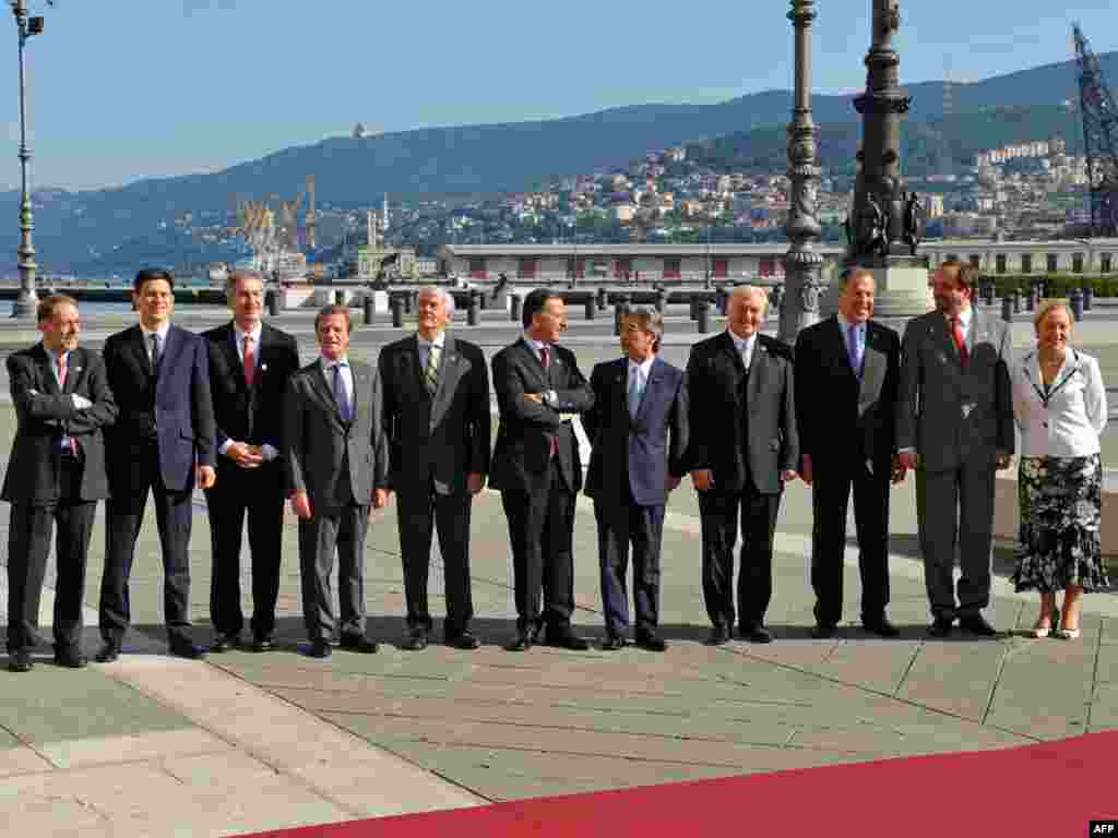 26 qershor '09 - Grupi i tetë vendeve më të industrializuara të botës ka dënuar Iranin për mënyrën se si e trajtoi krizën pas zgjedhjeve presidenciale. “Ne e dënojmë dhunën pas zgjedhore, e cila çoi në humbjen e jetëve të civilëve iranianë dhe i bëjmë thirrje Iranit që t’i respektojë të drejtat themelore të njeriut, përfshirë dhe lirinë e shprehjes”, thuhet në tekstin përfundimtar nga takimi i G8-ës në Trieste. 