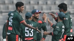 د مارچ پر ۱۱مه بنګلادېشي لوبغاړي د پاکستاني توپوهونکي تر سوځېدو وروسته خوشحالي کوي.