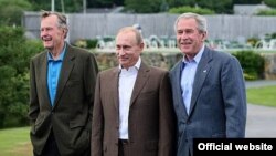 Владимира Путина Джордж Буш встречал вместе с папой.