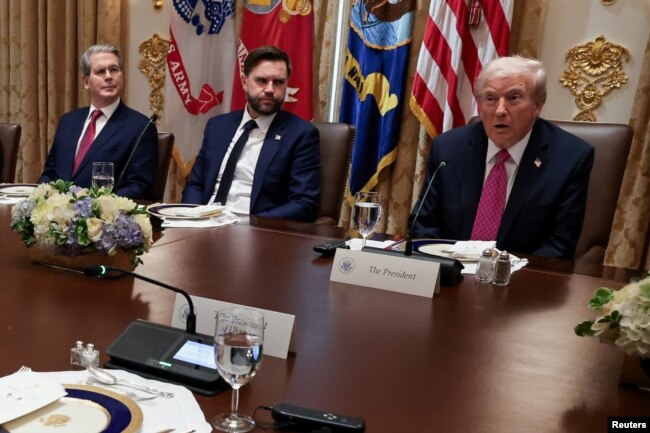 Президент США Дональд Трамп, віцепрезидент США Джей Ді Венс та міністр фінансів США Скотт Бессент зустрілися з президентом України Володимиром Зеленським (на фото немає) під час обіду в кімнаті Кабінету міністрів Білого дому у Вашингтоні, округ Колумбія, США, 17 жовтня 2025 року