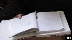 آرشیف، کورس سواد آموزی در کابل. عکس جنبه تزئینی دارد.